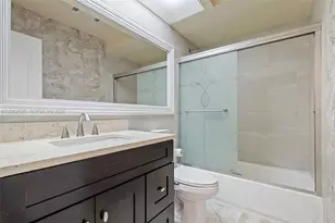 18805 W Lake Dr, Hialeah, FL 33015 - Photo 30