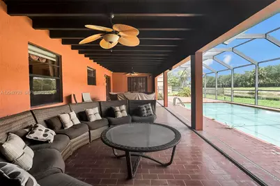 7365 N Augusta Dr, Hialeah, FL 33015 - Photo 36