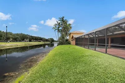 7365 N Augusta Dr, Hialeah, FL 33015 - Photo 38