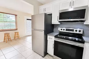 301 SW 135th Ave, Pembroke Pines, FL 33027 - Photo 2