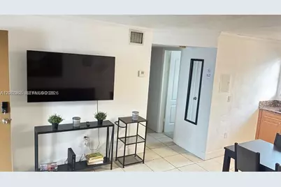 427 SW 6th St #4, Miami, FL 33130 - Photo 2