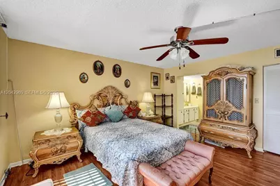 1000 Colony Point Cir #422, Pembroke Pines, FL 33026 - Photo 10