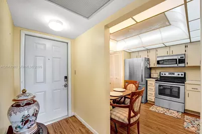 1000 Colony Point Cir #422, Pembroke Pines, FL 33026 - Photo 18