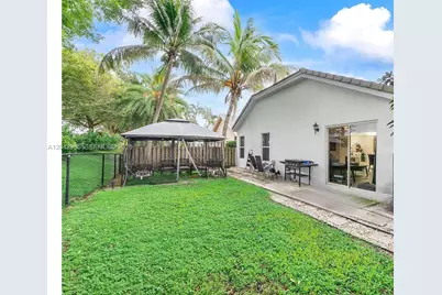 9161 Lake Park Cir N, Davie, FL 33328 - Photo 16