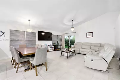 9161 N Lake Park Cir N, Davie, FL 33328 - Photo 10