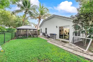 9161 N Lake Park Cir N, Davie, FL 33328 - Photo 18