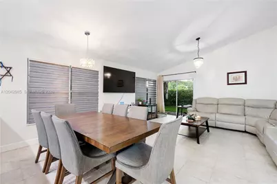 9161 N Lake Park Cir N, Davie, FL 33328 - Photo 8