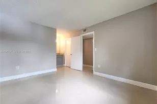 251 Palm Cir W, Pembroke Pines, FL 33025 - Photo 14