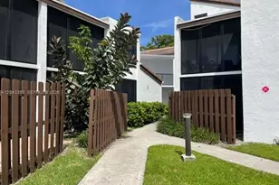 215 Lake Pointe Dr, Oakland Park, FL 33309 - Photo 2
