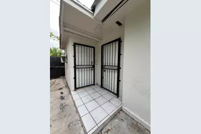 2137 NW 1st Ter #Back, Miami, FL 33125 - Photo 6