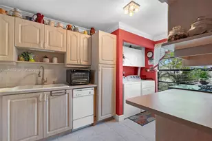 1121 NW 98th Terrace, Pembroke Pines, FL 33024 - Photo 8