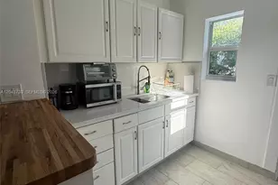 528 NE 70th St, Miami, FL 33138 - Photo 14