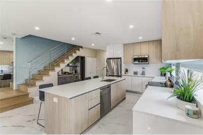 809 SW 10th Ter, Fort Lauderdale, FL 33315 - Photo 2