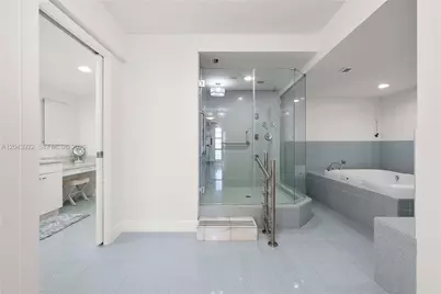 5500 Collins Ave #1902, Miami Beach, FL 33140 - Photo 22