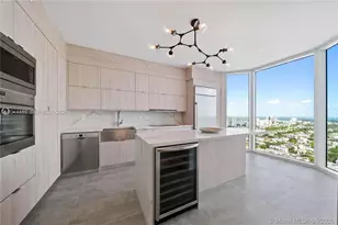 300 South Pointe Dr, Miami Beach, FL 33139 - Photo 1