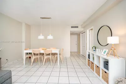 5601 Collins Ave #1517, Miami Beach, FL 33140 - Photo 4