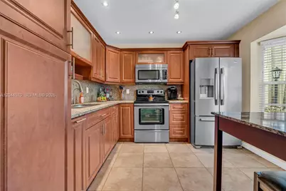10857 NW 8th St, Pembroke Pines, FL 33026 - Photo 8