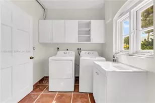 7500 W Treasure Dr, North Bay Village, FL 33141 - Photo 26