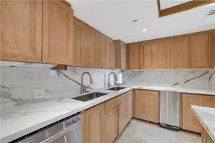 5025 Collins Ave, Miami Beach, FL 33140 - Photo 10