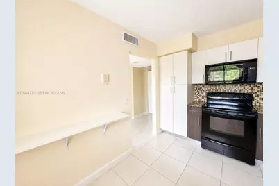 405 Lakeview Dr #202, Weston, FL 33326 - Photo 4