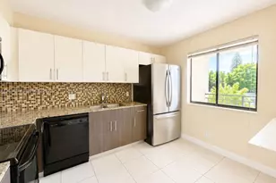 405 Lakeview Dr, Weston, FL 33326 - Photo 2