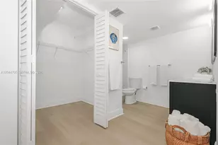 445 NE 195th St, Miami, FL 33179 - Photo 14