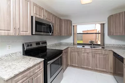 17059 NW 60th Ct, Hialeah, FL 33015 - Photo 4