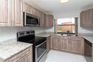 17059 NW 60th Ct, Hialeah, FL 33015 - Photo 4