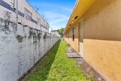 812 NW 70th St, Miami, FL 33150 - Photo 4