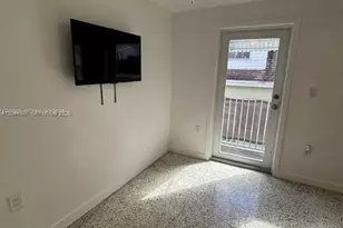 560 NW 1st St, Miami, FL 33128 - Photo 8