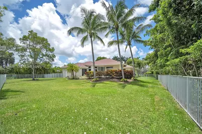 16310 Paddock Ln, Weston, FL 33326 - Photo 10