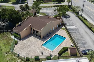 8985 Palm Tree Ln, Pembroke Pines, FL 33024 - Photo 32