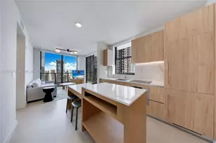 11 NE 6th St, Miami, FL 33132 - Photo 2
