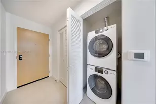 11 NE 6th St, Miami, FL 33132 - Photo 14