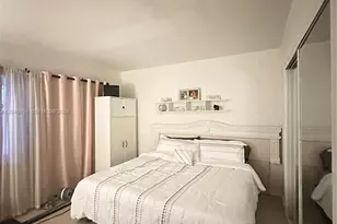 809 NE 2nd St, Hallandale Beach, FL 33009 - Photo 16