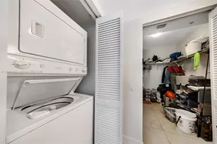 41 SE 5th St, Miami, FL 33131 - Photo 8