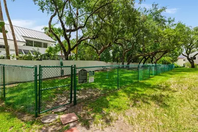 1977 S Oak Haven Cir, Miami, FL 33179 - Photo 46