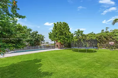 945 NE 176th St, Miami, FL 33162 - Photo 56