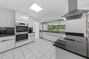 945 NE 176th St, Miami, FL 33162 - Photo 28