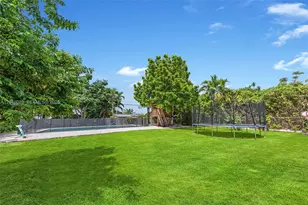945 NE 176th St, Miami, FL 33162 - Photo 52