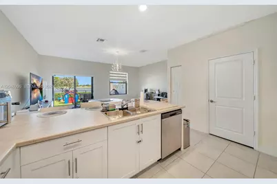 11295 W 34th Way, Hialeah, FL 33018 - Photo 16