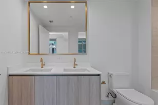 77 SE 5th St, Miami, FL 33131 - Photo 16