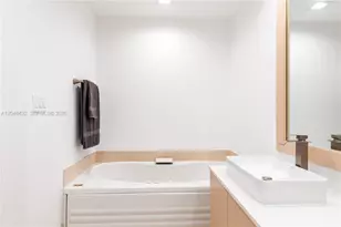 300 South Pointe Dr, Miami Beach, FL 33139 - Photo 50