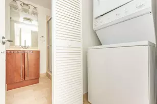 79 SW 12th St, Miami, FL 33130 - Photo 6