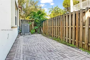 10863 NW 85th St, Doral, FL 33178 - Photo 16