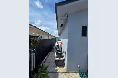 2727 W 70th St, Hialeah, FL 33016 - Photo 22