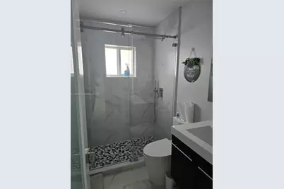 2727 W 70th St, Hialeah, FL 33016 - Photo 16