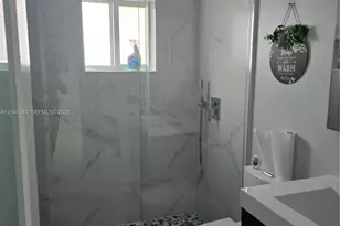 2727 W 70th St, Hialeah, FL 33016 - Photo 16