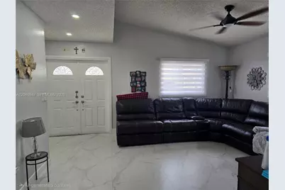 2727 W 70th St, Hialeah, FL 33016 - Photo 6