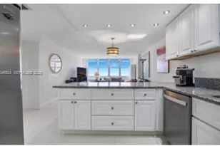 6039 Collins Ave, Miami Beach, FL 33140 - Photo 10